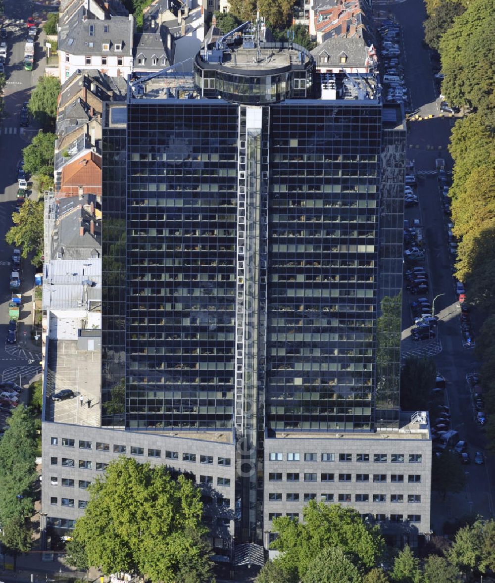 Aerial image Frankfurt am Main - Bürohochhaus der Center Immobilien GmbH beim Nibelungenplatz an der Spohrstraße, zwischen der Nordendstraße und Schwarzburgstraße in Nordend-West in Hessen. Office tower of the company Center Immobilien GmbH near the Nibelungenplatz at the street Spohrstraße, situated between the streets Nordendstrasse and Schwarzburgstrasse in the borough Nordend-West in Hessen.