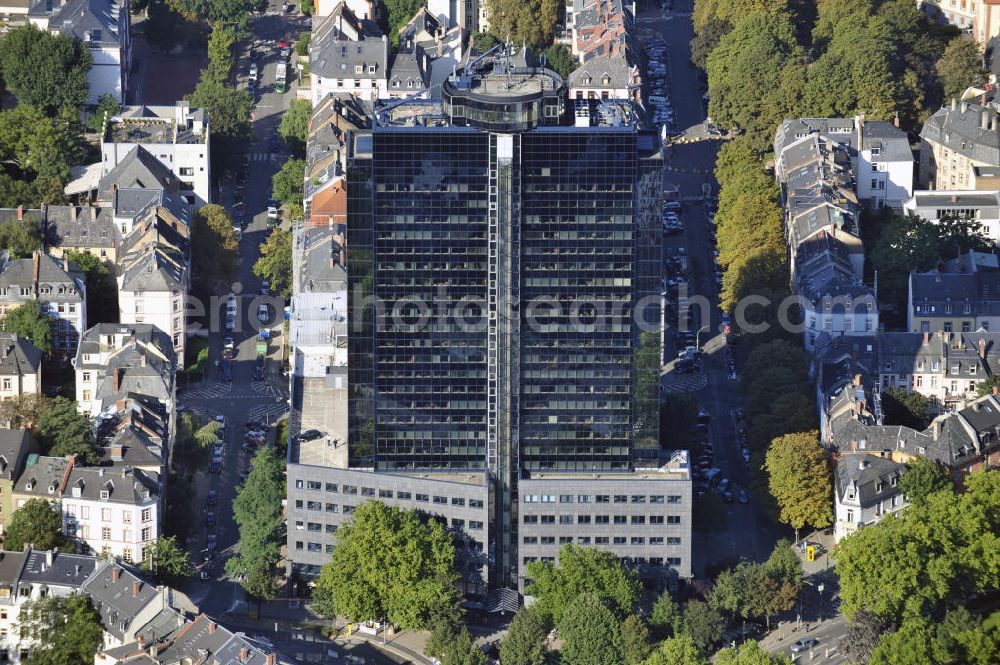 Aerial photograph Frankfurt am Main - Bürohochhaus der Center Immobilien GmbH beim Nibelungenplatz an der Spohrstraße, zwischen der Nordendstraße und Schwarzburgstraße in Nordend-West in Hessen. Office tower of the company Center Immobilien GmbH near the Nibelungenplatz at the street Spohrstraße, situated between the streets Nordendstrasse and Schwarzburgstrasse in the borough Nordend-West in Hessen.