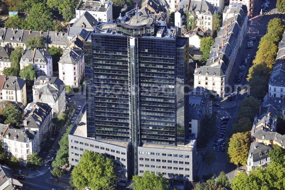 Frankfurt am Main from the bird's eye view: Bürohochhaus der Center Immobilien GmbH beim Nibelungenplatz an der Spohrstraße, zwischen der Nordendstraße und Schwarzburgstraße in Nordend-West in Hessen. Office tower of the company Center Immobilien GmbH near the Nibelungenplatz at the street Spohrstraße, situated between the streets Nordendstrasse and Schwarzburgstrasse in the borough Nordend-West in Hessen.