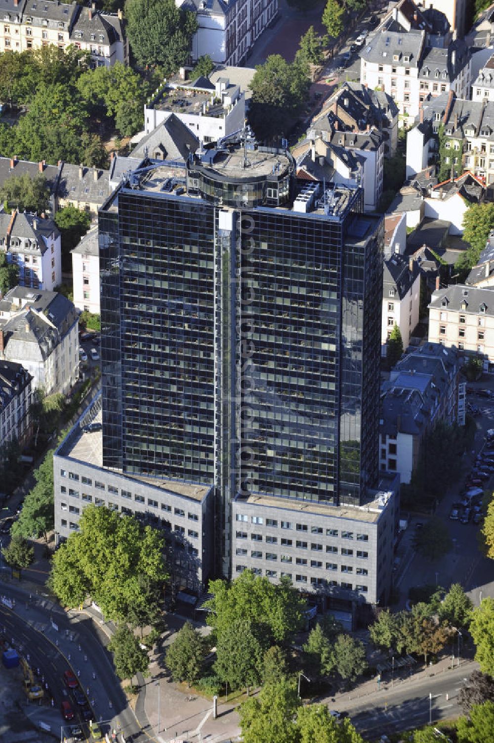 Aerial image Frankfurt am Main - Bürohochhaus der Center Immobilien GmbH beim Nibelungenplatz an der Spohrstraße, zwischen der Nordendstraße und Schwarzburgstraße in Nordend-West in Hessen. Office tower of the company Center Immobilien GmbH near the Nibelungenplatz at the street Spohrstraße, situated between the streets Nordendstrasse and Schwarzburgstrasse in the borough Nordend-West in Hessen.