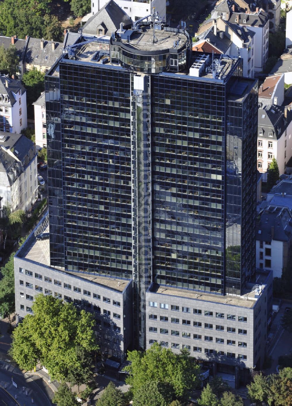 Aerial photograph Frankfurt am Main - Bürohochhaus der Center Immobilien GmbH beim Nibelungenplatz an der Spohrstraße, zwischen der Nordendstraße und Schwarzburgstraße in Nordend-West in Hessen. Office tower of the company Center Immobilien GmbH near the Nibelungenplatz at the street Spohrstraße, situated between the streets Nordendstrasse and Schwarzburgstrasse in the borough Nordend-West in Hessen.