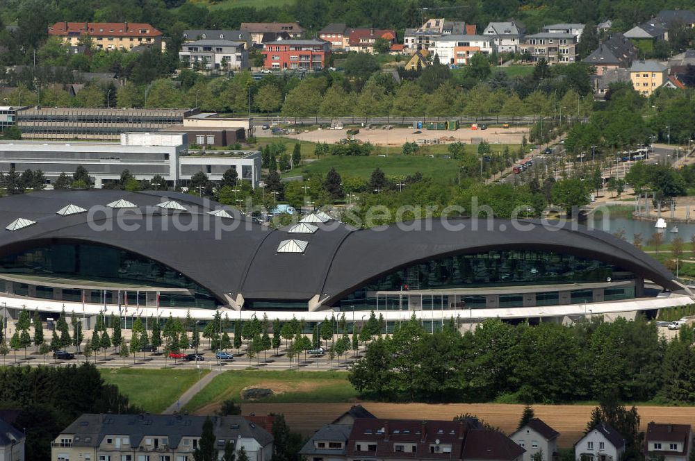 Luxemburg from the bird's eye view: Blick auf das Centre National Sportif et Culturel dCoque an der Rue Leon Hengen / Avenue John Fitzgerald Kennedy. Das dCoque ist das größte Sportzentrum des Großherzogtums Luxemburg. Es liegt auf dem Kirchberg-Plateau. Die Coque trägt ihren Namen aufgrund der Form ihrer Hallenkonstruktion, die an eine Jakobsmuschel erinnert. Das Zentrum wurde Ende der 1990er Jahre als Erweiterung der Piscine Olympique Luxembourg erbaut. Neben seiner Funktion als Sportzentrum wird es für Großveranstaltungen, Konzerte und als Konferenzzentrum verwendet. Die Arena umfasst 8000 Plätze und 4300 Quadratmeter. Der Architekt ist Roger Taillibert. Kontakt: Tel. +352 436060222,