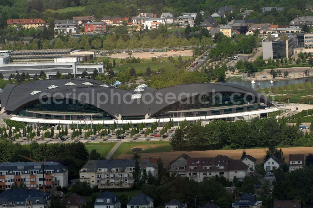 Aerial image Luxemburg - Blick auf das Centre National Sportif et Culturel dCoque an der Rue Leon Hengen / Avenue John Fitzgerald Kennedy. Das dCoque ist das größte Sportzentrum des Großherzogtums Luxemburg. Es liegt auf dem Kirchberg-Plateau. Die Coque trägt ihren Namen aufgrund der Form ihrer Hallenkonstruktion, die an eine Jakobsmuschel erinnert. Das Zentrum wurde Ende der 1990er Jahre als Erweiterung der Piscine Olympique Luxembourg erbaut. Neben seiner Funktion als Sportzentrum wird es für Großveranstaltungen, Konzerte und als Konferenzzentrum verwendet. Die Arena umfasst 8000 Plätze und 4300 Quadratmeter. Der Architekt ist Roger Taillibert. Kontakt: Tel. +352 436060222,