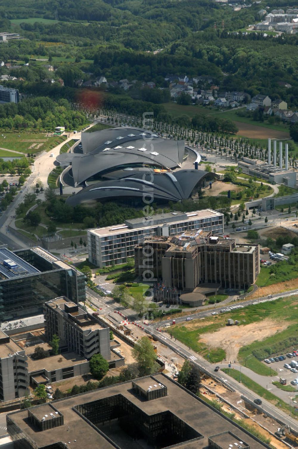 Luxemburg from above - Blick auf das Centre National Sportif et Culturel dCoque an der Rue Leon Hengen / Avenue John Fitzgerald Kennedy. Das dCoque ist das größte Sportzentrum des Großherzogtums Luxemburg. Es liegt auf dem Kirchberg-Plateau. Die Coque trägt ihren Namen aufgrund der Form ihrer Hallenkonstruktion, die an eine Jakobsmuschel erinnert. Das Zentrum wurde Ende der 1990er Jahre als Erweiterung der Piscine Olympique Luxembourg erbaut. Neben seiner Funktion als Sportzentrum wird es für Großveranstaltungen, Konzerte und als Konferenzzentrum verwendet. Die Arena umfasst 8000 Plätze und 4300 Quadratmeter. Der Architekt ist Roger Taillibert. Kontakt: Tel. +352 436060222,