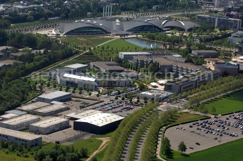 Aerial photograph Luxemburg - Blick auf das Centre National Sportif et Culturel dCoque an der Rue Leon Hengen / Avenue John Fitzgerald Kennedy. Das dCoque ist das größte Sportzentrum des Großherzogtums Luxemburg. Es liegt auf dem Kirchberg-Plateau. Die Coque trägt ihren Namen aufgrund der Form ihrer Hallenkonstruktion, die an eine Jakobsmuschel erinnert. Das Zentrum wurde Ende der 1990er Jahre als Erweiterung der Piscine Olympique Luxembourg erbaut. Neben seiner Funktion als Sportzentrum wird es für Großveranstaltungen, Konzerte und als Konferenzzentrum verwendet. Die Arena umfasst 8000 Plätze und 4300 Quadratmeter. Der Architekt ist Roger Taillibert. Kontakt: Tel. +352 436060222,