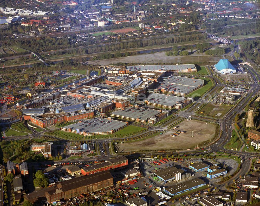 Oberhausen from the bird's eye view: Das ehemalige Industriegelände Gutehoffnungshütte ist heute die Neue Mitte Oberhausen. Auf dem Areal befinden sich u.a. das Einkaufszentrum CentrO, der Freizeitpark CentrO Park, ein Multiplex-Kino, das Metronom-Theater, die Multifunktionshalle König-Pilsener-Arena, die Heinz-Schleußer-Marina, das Sea-Life-Aquarium, die Modellbahnwelt Oberhausen, der Gasometer als Aussichtsplattform, das Erlebnisbad AQUApark und das Schloß / Schloss Oberhausen. The former industrial site Gutehoffnungshütte, the new center Oberhausen.