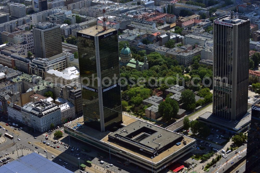 Aerial image Warschau - Centrum LIM and Oxford Tower in downtown Warsaw in Poland. The Centrum LIM is a distinct landmark and was one of the first towers in Warsaw. It is also known als Hotel Marriott Warsaw. It is owned by the LIM Joint Venture of the air company LOT, the construction company Ilbau and the hotelchain Marriott International. It was completed in 1989 and is 170m high including the antenna. The Oxford Tower next to it was built in the 1970s as the seat of the commercial bank. Its facade is blue and white and it is 150m high