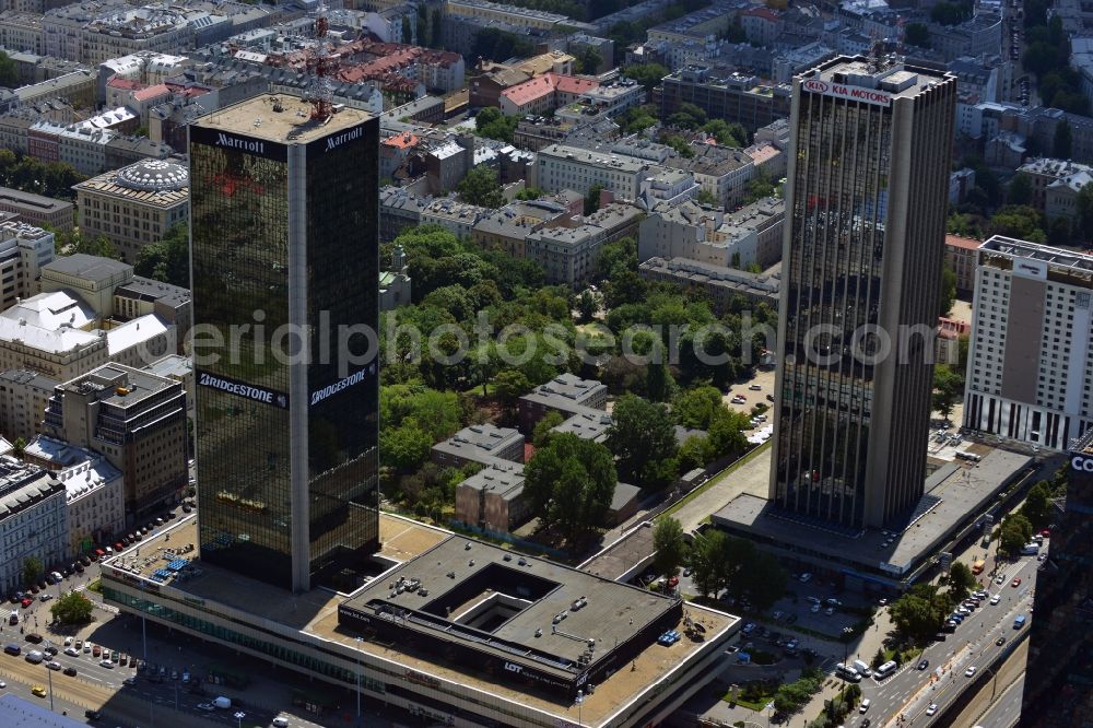 Warschau from the bird's eye view: Centrum LIM and Oxford Tower in downtown Warsaw in Poland. The Centrum LIM is a distinct landmark and was one of the first towers in Warsaw. It is also known als Hotel Marriott Warsaw. It is owned by the LIM Joint Venture of the air company LOT, the construction company Ilbau and the hotelchain Marriott International. It was completed in 1989 and is 170m high including the antenna. The Oxford Tower next to it was built in the 1970s as the seat of the commercial bank. Its facade is blue and white and it is 150m high