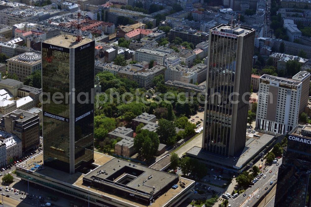 Aerial image Warschau - Centrum LIM and Oxford Tower in downtown Warsaw in Poland. The Centrum LIM is a distinct landmark and was one of the first towers in Warsaw. It is also known als Hotel Marriott Warsaw. It is owned by the LIM Joint Venture of the air company LOT, the construction company Ilbau and the hotelchain Marriott International. It was completed in 1989 and is 170m high including the antenna. The Oxford Tower next to it was built in the 1970s as the seat of the commercial bank. Its facade is blue and white and it is 150m high