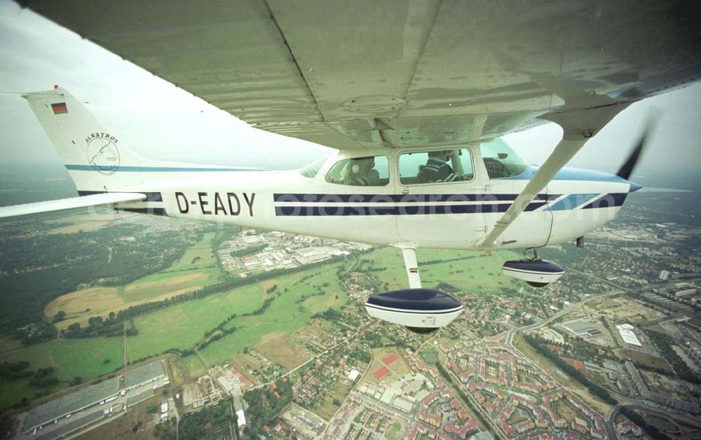 Aerial photograph Potsdam - Drewitz / Kirchsteigfeld - Cessna 172 der ALBATROS Flug GmbH auf einem Rundflug über dem Kirchsteigfeld in Potsdam.