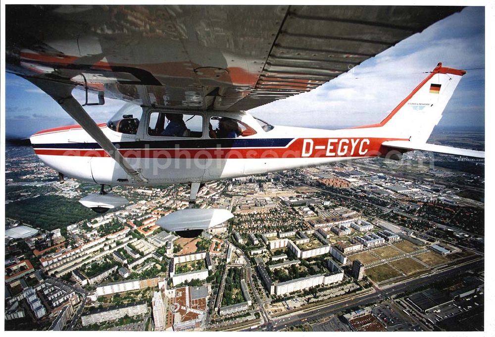 Berlin - Hohenschönhausen from the bird's eye view: Cessna 172 bei einem Rundflug über Berlin.