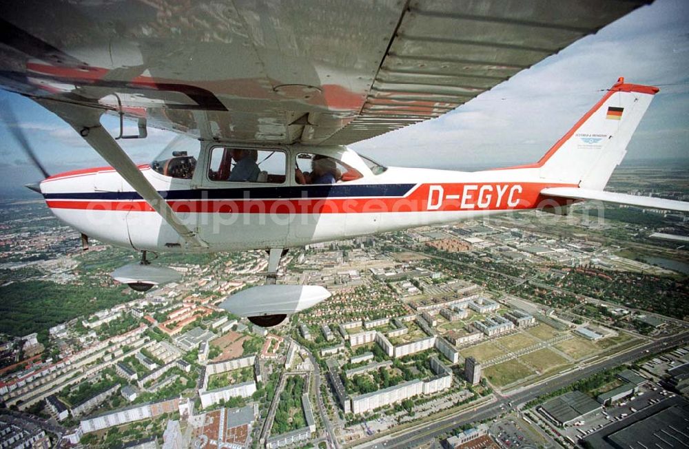 Aerial image Berlin - Hohenschönhausen - Cessna 172 bei einem Rundflug über Berlin.