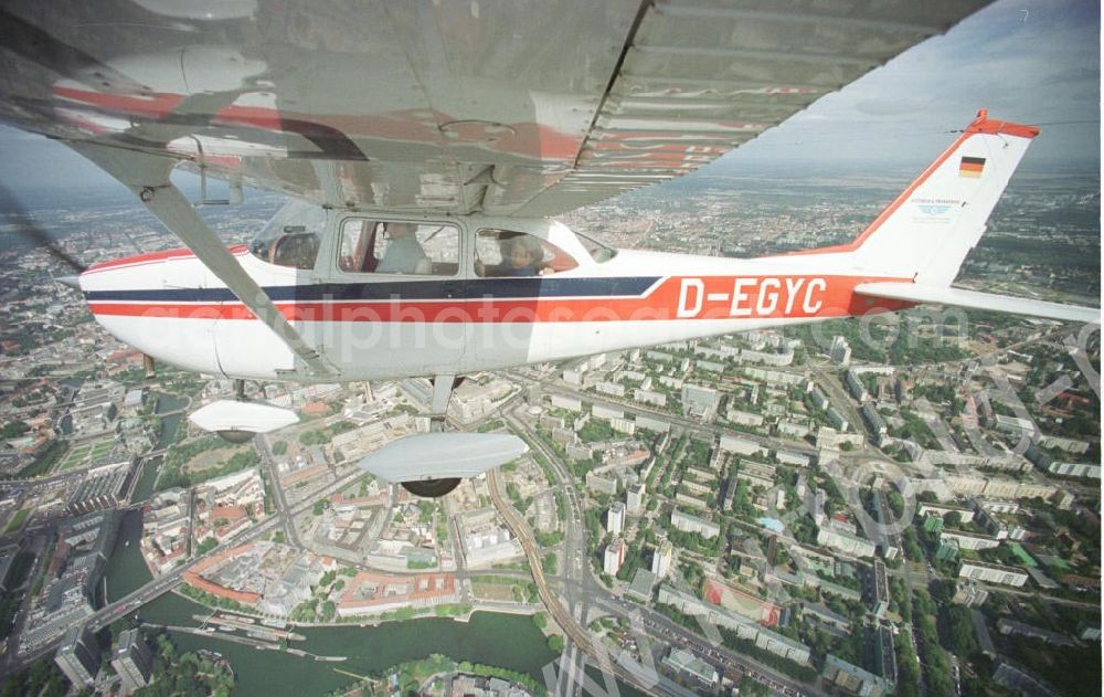 Berlin from the bird's eye view: Cessna 172 bei einem Rundflug über Berlin.