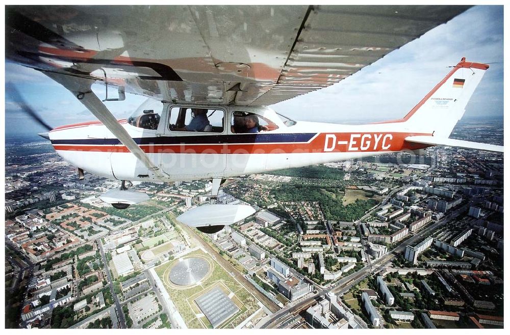 Berlin - Friedrichshain from the bird's eye view: Cessna 172 bei einem Rundflug über Berlin -Friedrichshain.