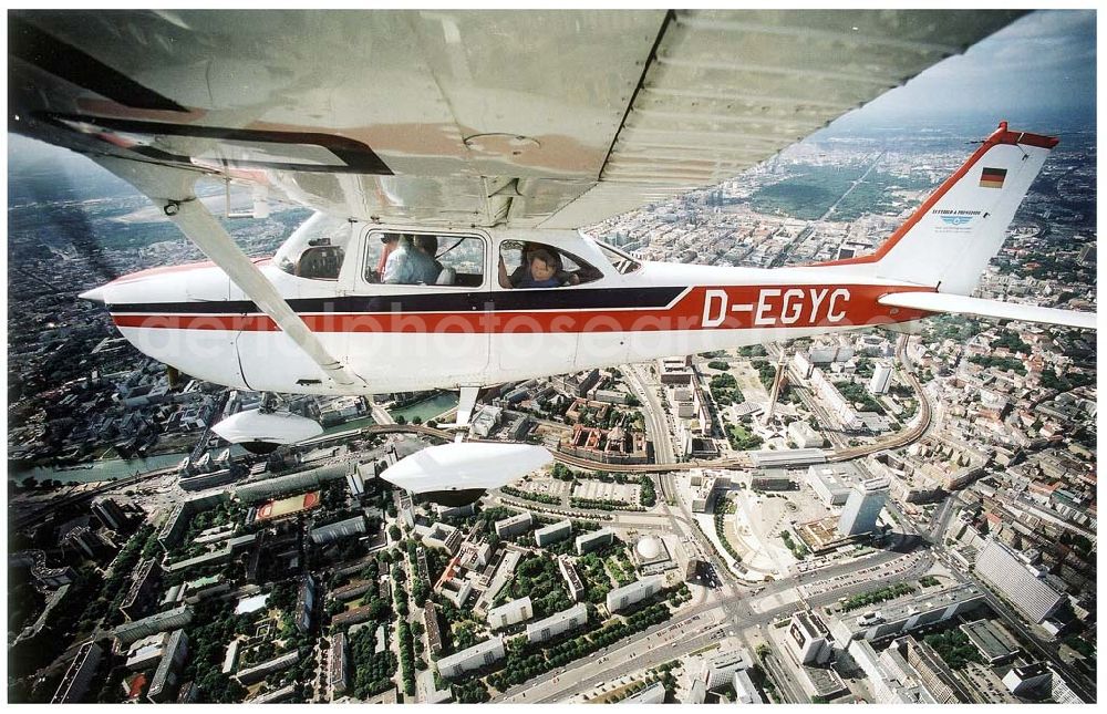 Berlin from above - Cessna 172 bei einem Rundflug über Berlin - Mitte.