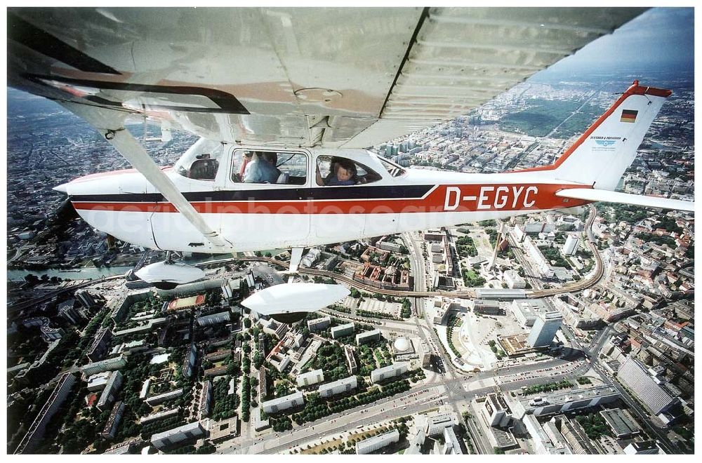 Aerial photograph Berlin - Cessna 172 bei einem Rundflug über Berlin - Mitte.