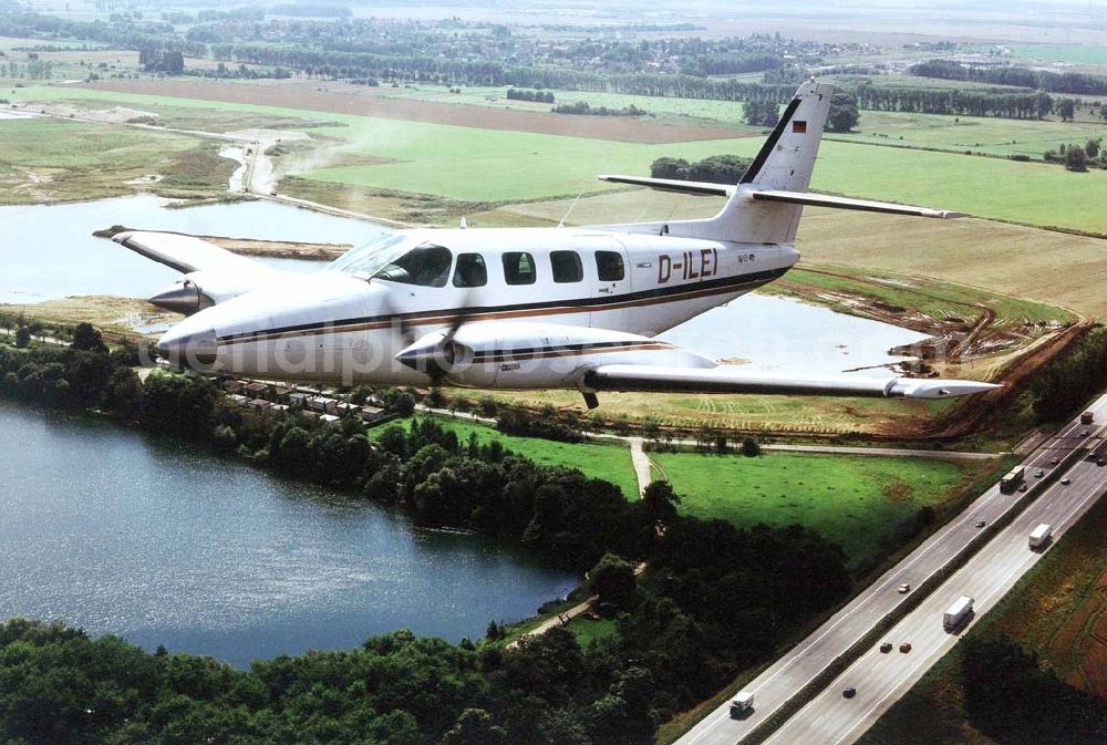 Leipzig from the bird's eye view: Cessna 310 beim Anflug auf den Flughafen Leipzig