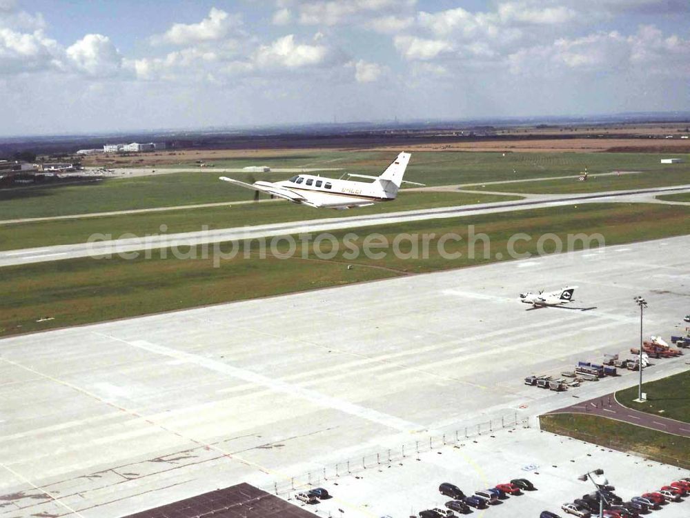 Leipzig from above - Cessna 310 beim Anflug auf den Flughafen Leipzig