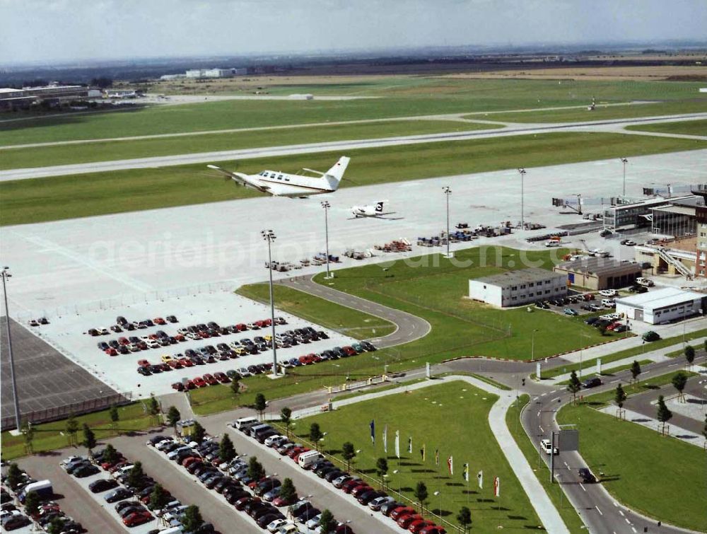 Leipzig from the bird's eye view: Cessna 310 beim Anflug auf den Flughafen Leipzig