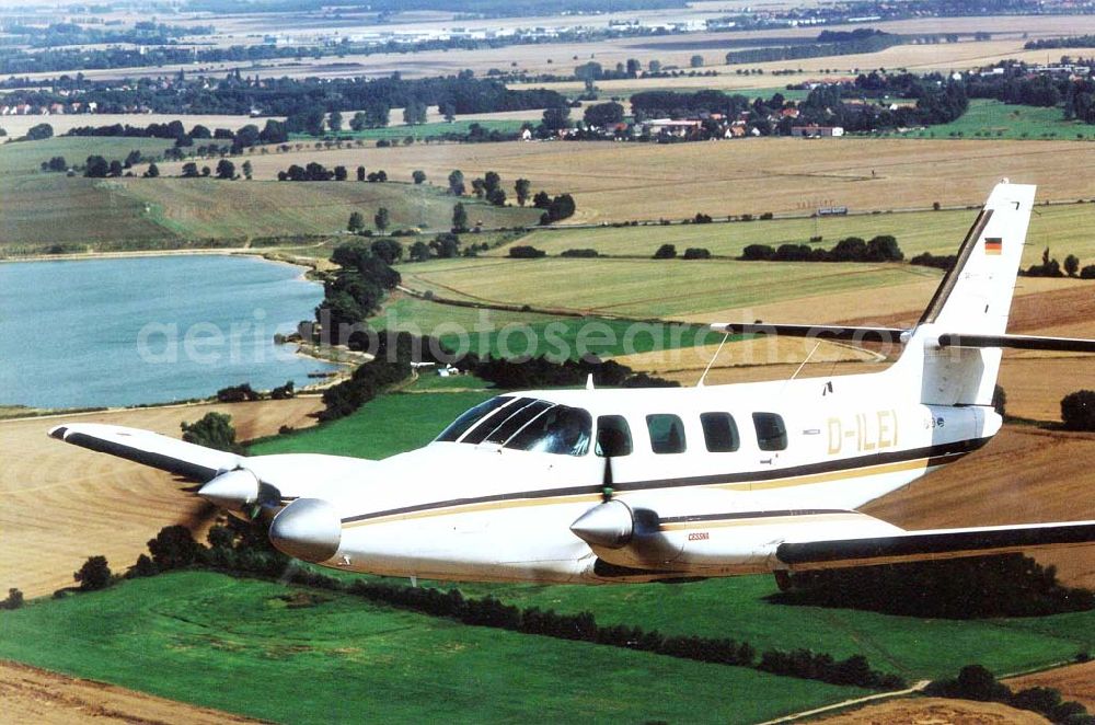 Leipzig from above - Cessna 310 beim Anflug auf den Flughafen Leipzig