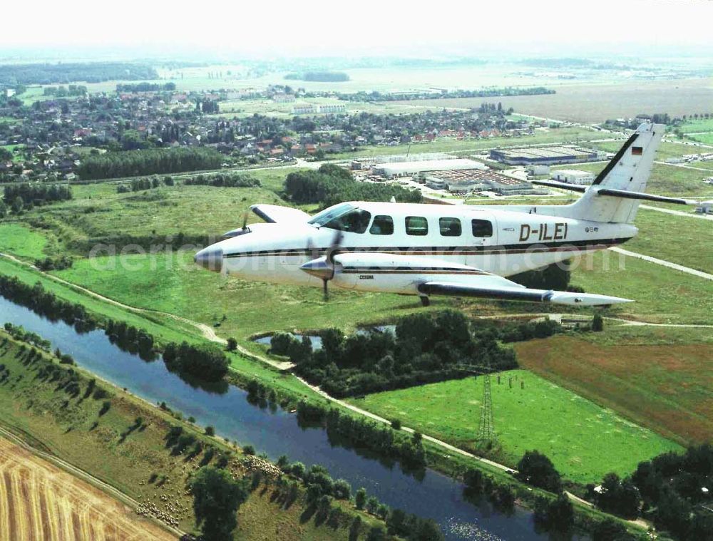 Leipzig from above - Cessna 310 beim Anflug auf den Flughafen Leipzig