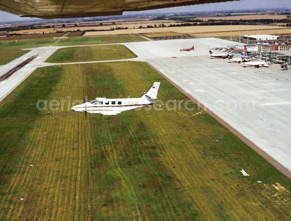 Leipzig from above - Cessna 310 beim Anflug auf den Flughafen Leipzig