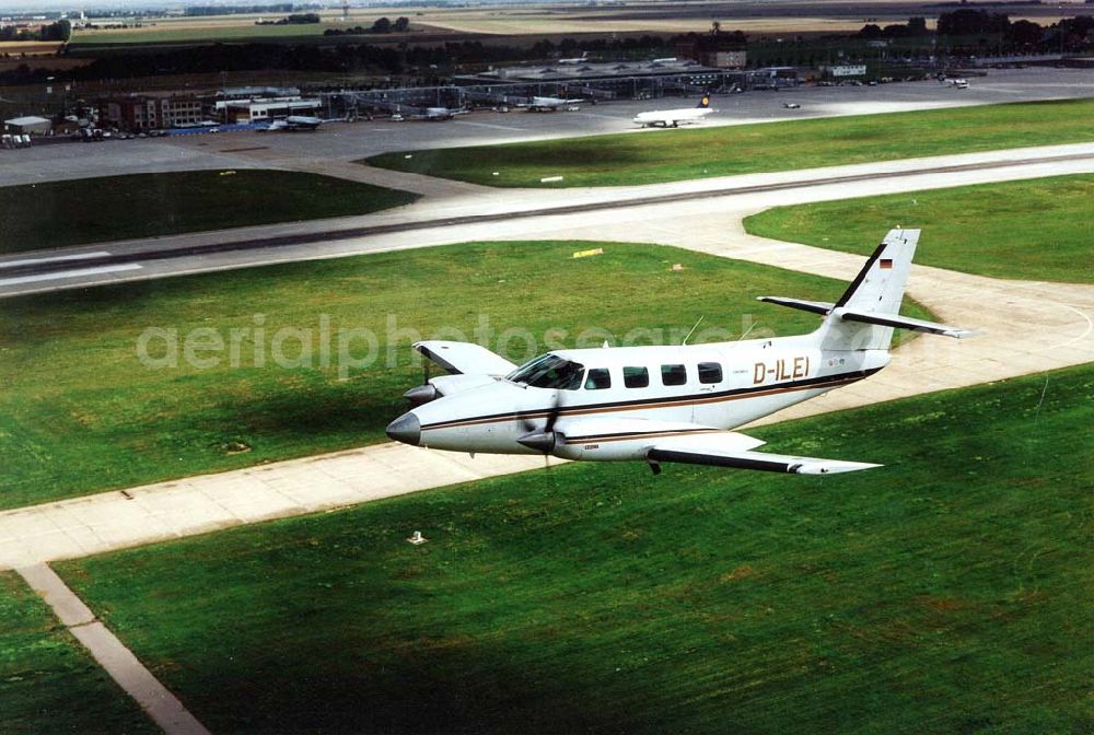 Leipzig from the bird's eye view: Cessna 310 beim Anflug auf den Flughafen Leipzig