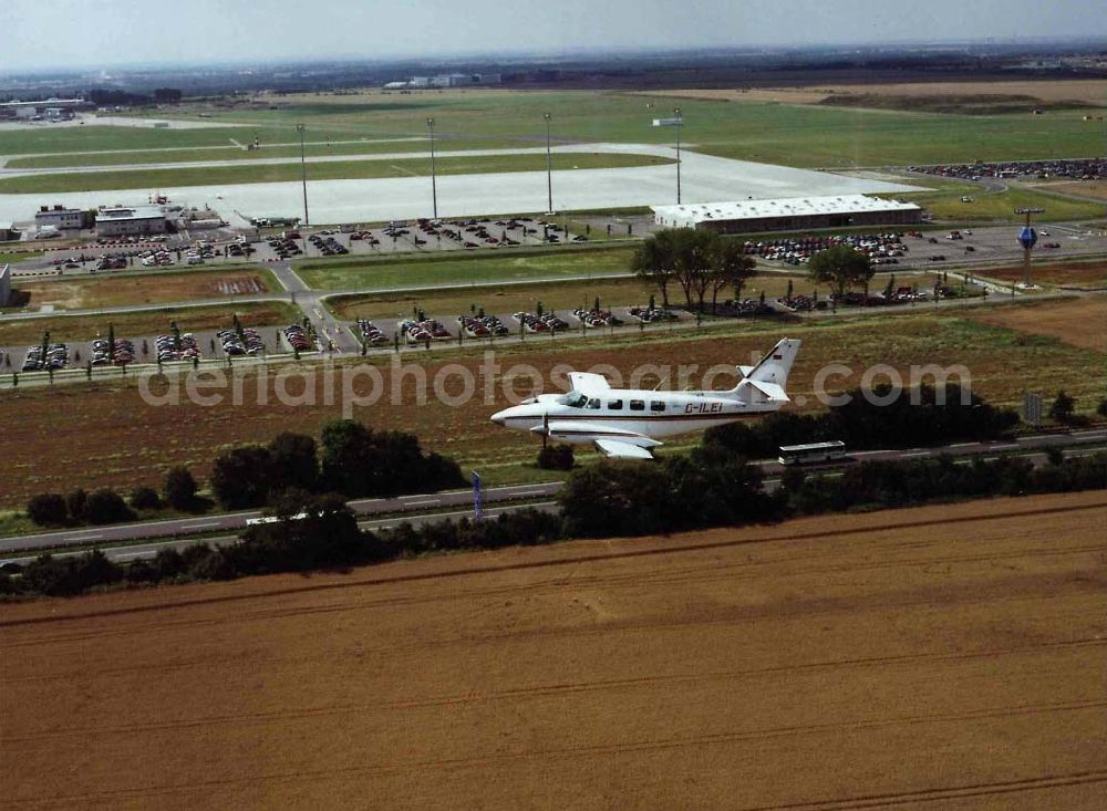 Leipzig from above - Cessna 310 beim Anflug auf den Flughafen Leipzig