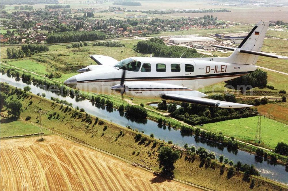 Leipzig from the bird's eye view: Cessna 310 über Schkeuditz beim Anflug auf den Flughafen Leipzig / Sachsen.