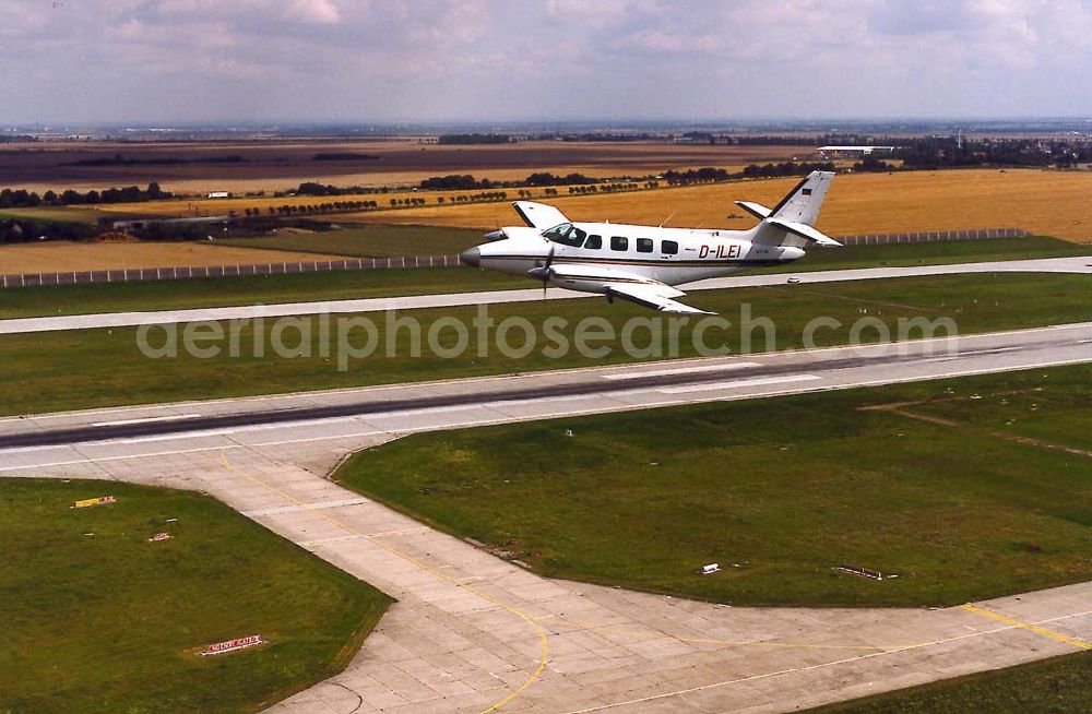 Schkeuditz bei Leipzig from above - Cessna 310 im Überflug auf dem Flughafen Halle-Leipzig in Schkeuditz.