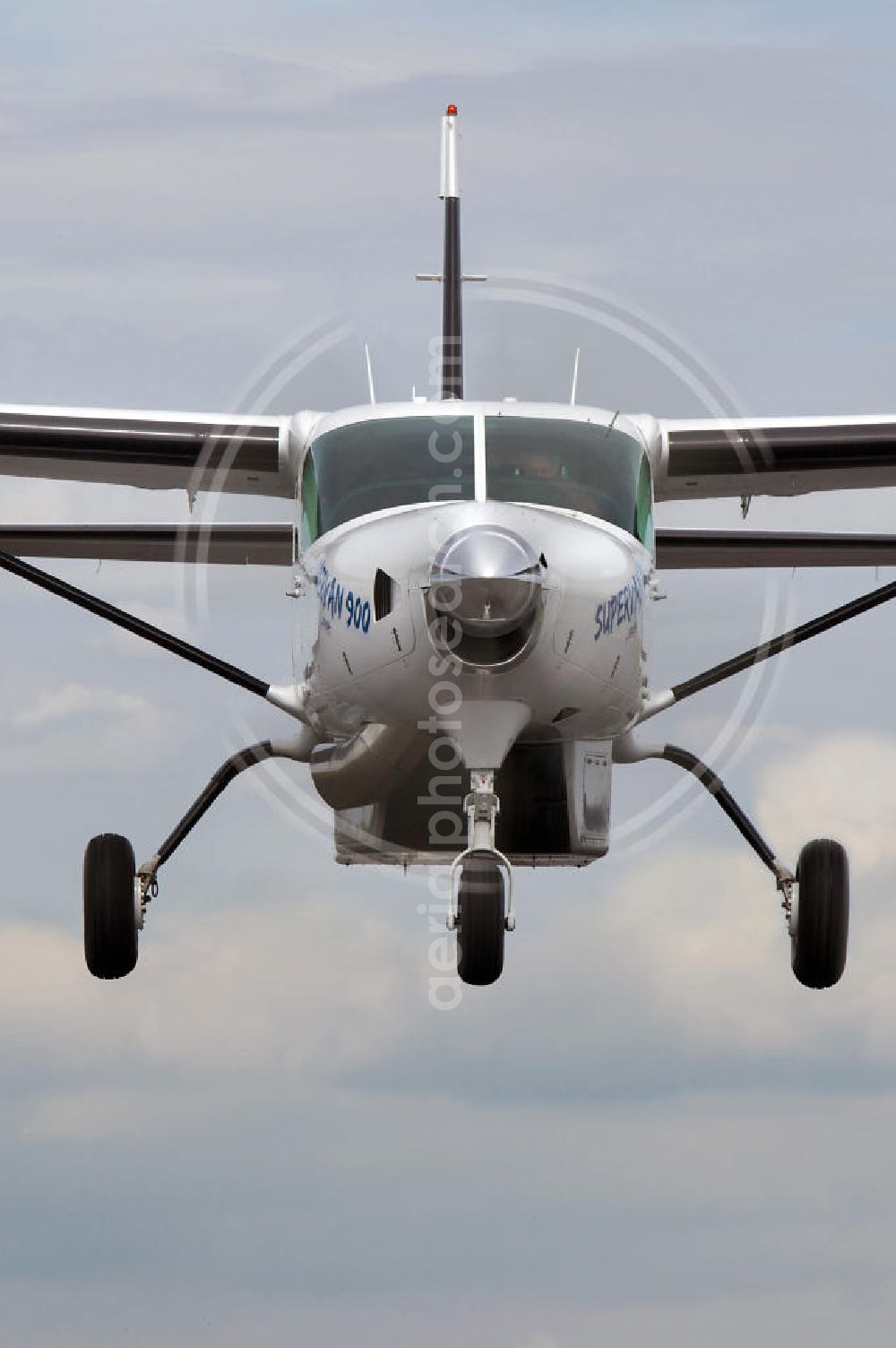 Aerial photograph Burbach - Frontansicht eines Flugzeugs vom Typ Cessna 208 Caravan beim Anflug auf den Siegerland Flughafen in Nordrhein-Westfalen. Front view of an aircraftduring the approach of the Siegerland airport in North Rhine-Westphalia.