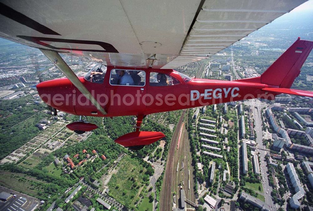 Berlin from the bird's eye view: Die teilweise generalüberholte Cessna D-EGYC der Agentur bei einem Luftbildflug über Berlin