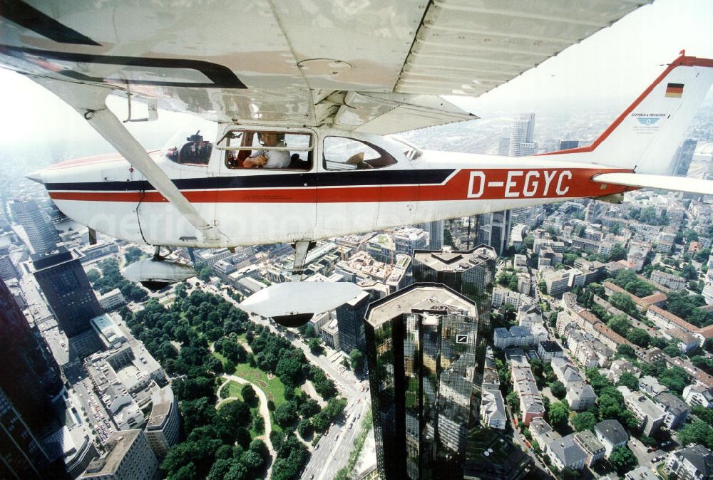 Frankfurt am Main from above - Cessna 172 D-EGYC bei einem Luftbildflug über Frankfurt / Main.