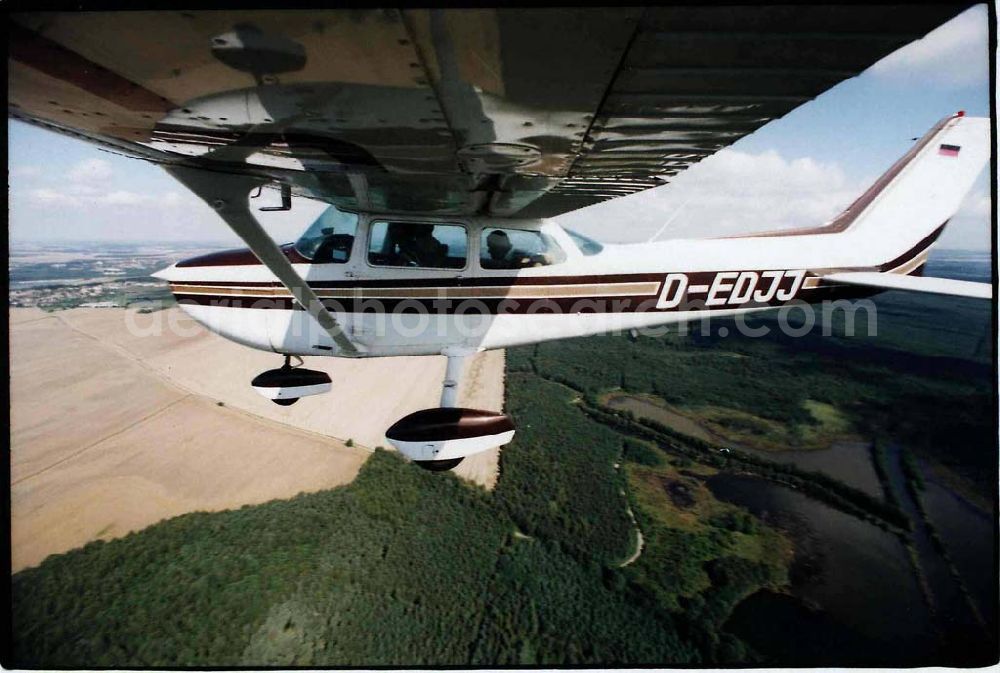 Leipzig from the bird's eye view: Cessna 172 auf einem Überlandflug bei Leipzig