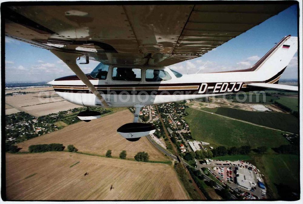 Leipzig from the bird's eye view: Cessna 172 auf einem Überlandflug bei Leipzig