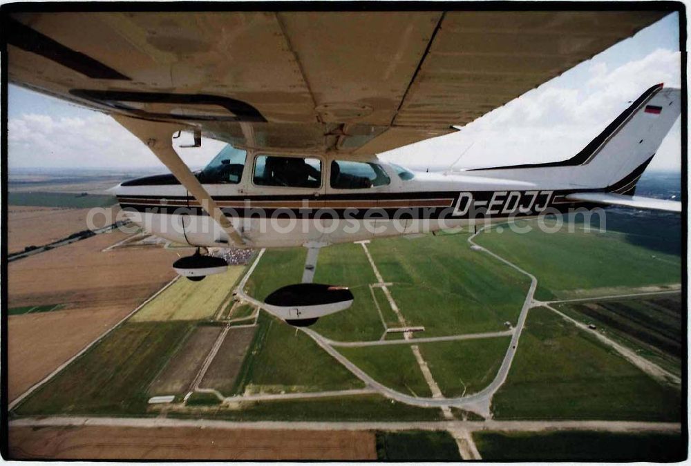 Leipzig from the bird's eye view: Cessna 172 auf einem Überlandflug bei Leipzig am Schkeuditzer Kreuz