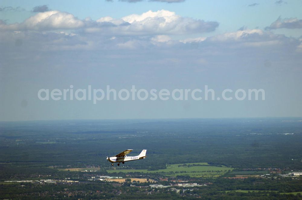 Aerial image Hamburg - Ein Flugzeug / Kleinflugzeug vom Typ Cessna 172 bei einem Flug über Hamburg.