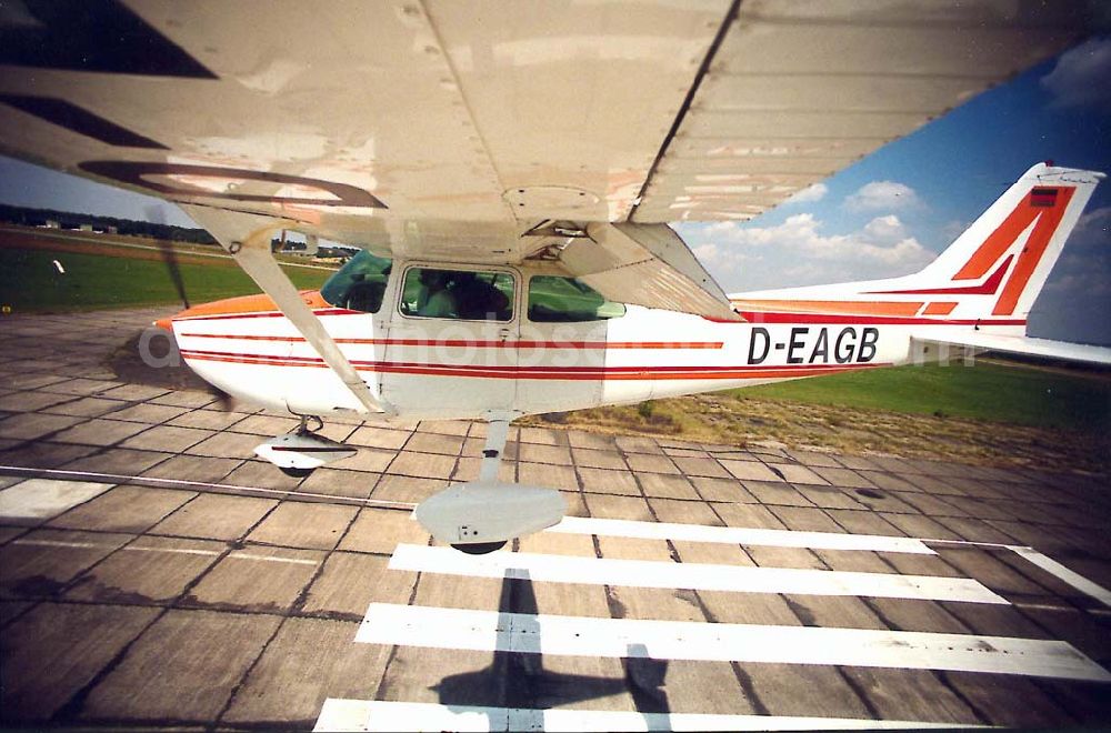 Brandis bei Leipzig from above - Cessna 172 der Flugschule Leipzig im Landeanflug auf dem Flugplatz Brandis.