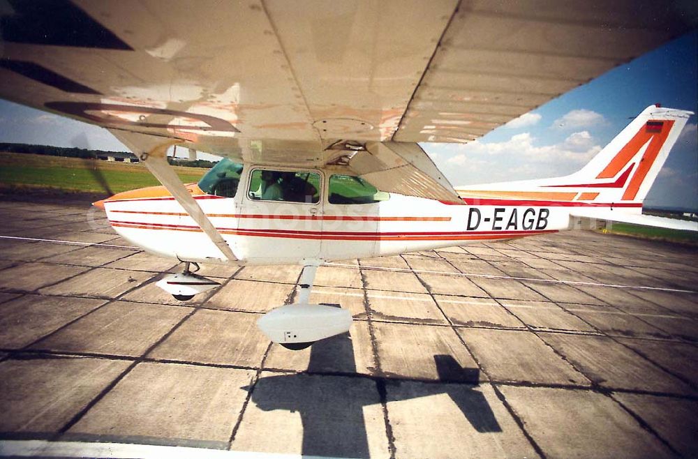 Brandis bei Leipzig from the bird's eye view: Cessna 172 der Flugschule Leipzig im Landeanflug auf dem Flugplatz Brandis.