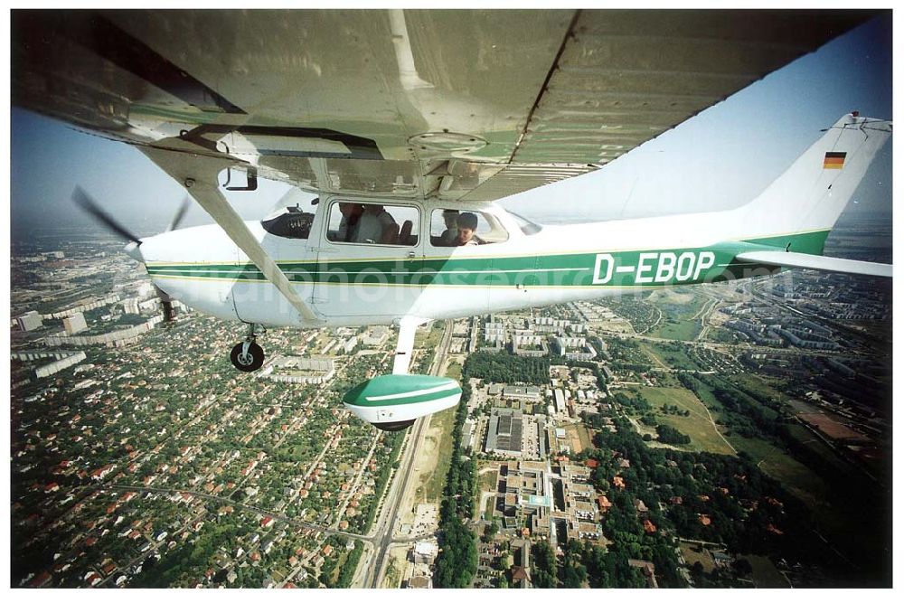 Berlin from the bird's eye view: Cessna 172 der Flugschule PEGASUS Strausberg bei einem Rundflug über Berlin - Marzahn.