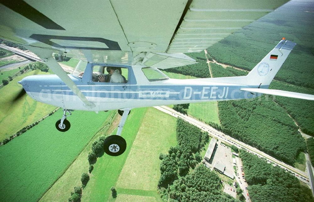 Neuhausen bei Cottbus from the bird's eye view: Cessna 150 der Lausitz-Flug Gmbh beim Flug über Neuhausen.