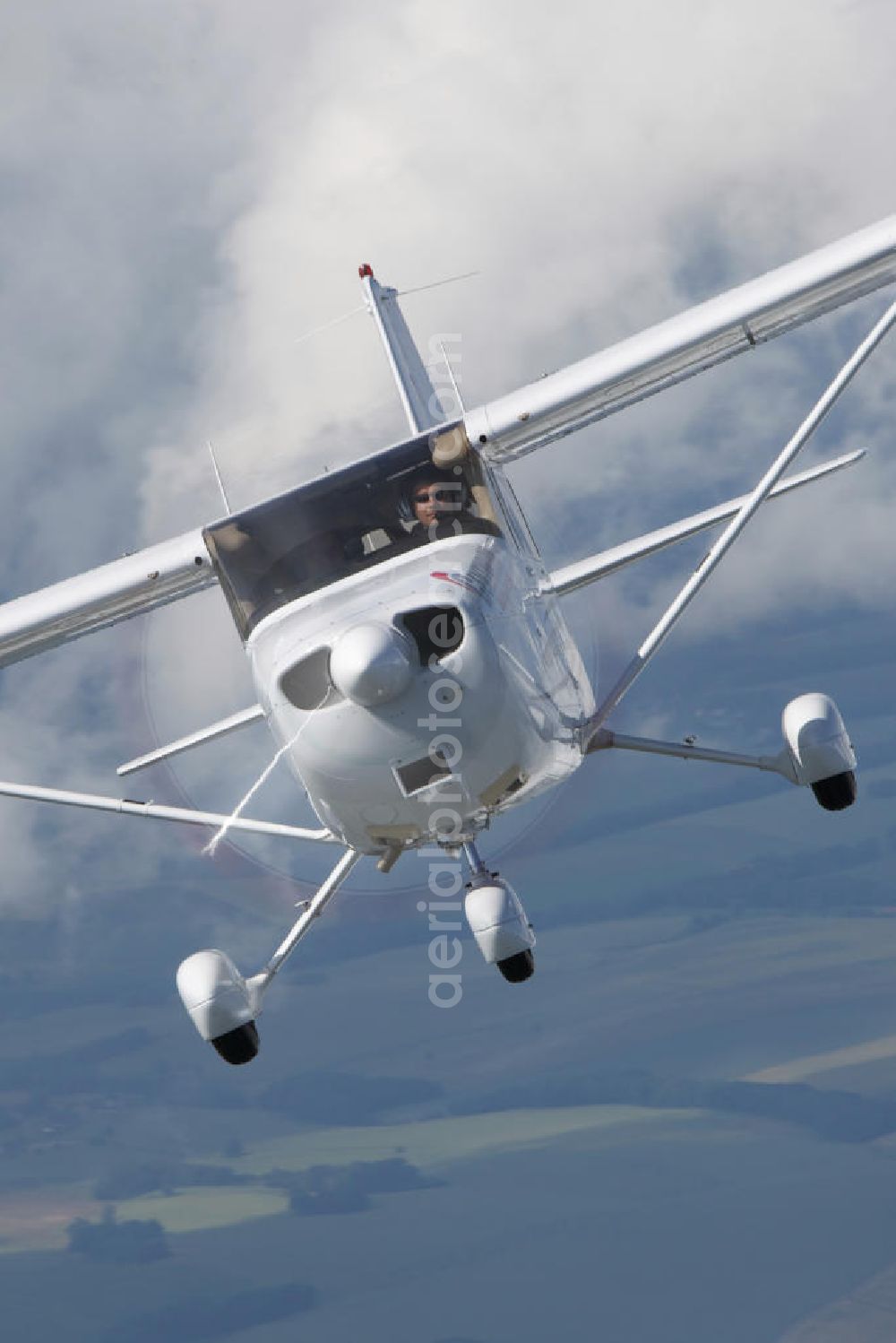 Aerial image Altenburg - Cessna 172 mit modernen Thielert Dieseltriebwerk über dem Flugplatz Altenburg-Nobitz. Die Thielert Aircraft Engines GmbH fertigt auf dem ehemaligen russischen Militärflugplatz in Thürigen luftfahrtzertifizierte moderne Motoren für Flugzeuge der General Aviation (Allgemeine Luftfahrt) und für militärisch genutzte unbemannte Flugzeuge (Unmanned Aerial Vehicles - UAV). Sport plane Cessna 172 with modern Thielert diesel engine through the airport of Altenburg-Nobitz.