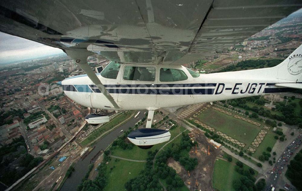 Berlin from the bird's eye view: Cessna 172 im Verbandsflug bei Luftaufnahmen über Berlin Tiergarten und Reichstag 06.1995