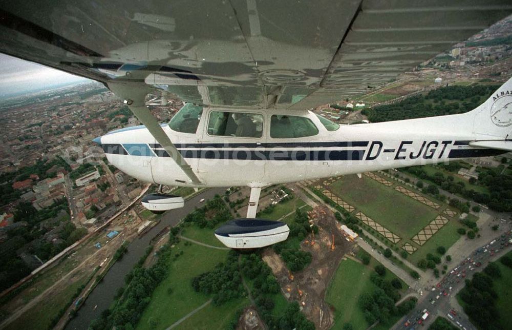 Aerial image Berlin - Cessna 172 im Verbandsflug bei Luftaufnahmen über Berlin Tiergarten und Reichstag 06.1995