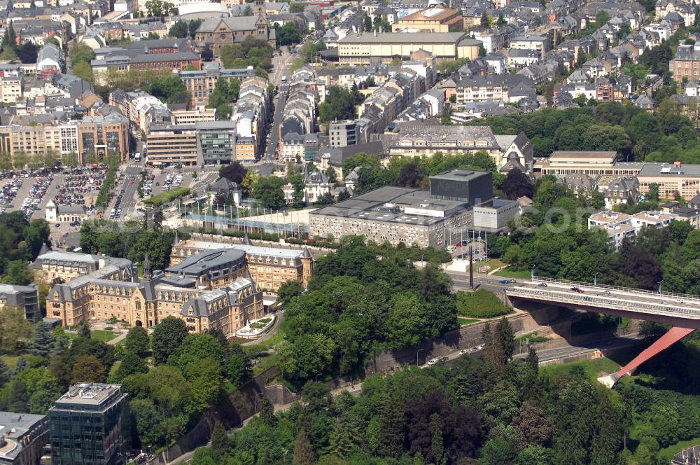 Aerial image Luxemburg - Blick auf die Brücke Grand-Duchesse Charlotte (auf Deutsch: Grossherzogin-Charlotte-Brücke), auch Rote Brücke genannt, über den Fluss Alzette. Über die Brücke verläuft die N51 (an dieser Stelle Boulevard Robert Schuman), die Hauptverbindung zwischen Innenstadt und Kirchberg. Die Brücke stammt vom deutschen Architekten Egon Jux und wurde 1965 fertig gestellt. Das markante Gebäude links vorn ist die Fondation J.P. Perscatore, eine Altenresidenz ausschließlich für Stadtbewohner der Stadt Luxemburg. Die alten Gebäudeteile stammen aus dem Jahr 1892. Gegenüber ist das Grand Theatre de la ville de Luxembourg. Kontakt Fondation J.P. Pescatore: Tel. +352 47721, Email: pescatore@fondation.lu; Kontakt Grand Theatre: +352 4796 3900, Email: grandtheatre@vdl.lu