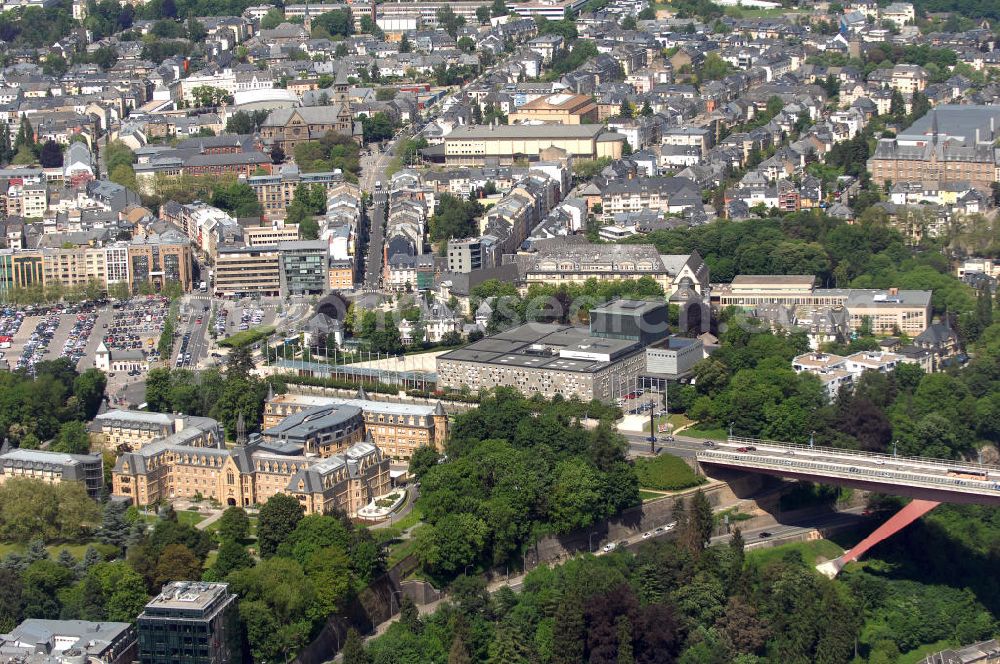 Aerial photograph Luxemburg - Blick auf die Brücke Grand-Duchesse Charlotte (auf Deutsch: Grossherzogin-Charlotte-Brücke), auch Rote Brücke genannt, über den Fluss Alzette. Über die Brücke verläuft die N51 (an dieser Stelle Boulevard Robert Schuman), die Hauptverbindung zwischen Innenstadt und Kirchberg. Die Brücke stammt vom deutschen Architekten Egon Jux und wurde 1965 fertig gestellt. Das markante Gebäude links vorn ist die Fondation J.P. Perscatore, eine Altenresidenz ausschließlich für Stadtbewohner der Stadt Luxemburg. Die alten Gebäudeteile stammen aus dem Jahr 1892. Gegenüber ist das Grand Theatre de la ville de Luxembourg. Kontakt Fondation J.P. Pescatore: Tel. +352 47721, Email: pescatore@fondation.lu; Kontakt Grand Theatre: +352 4796 3900, Email: grandtheatre@vdl.lu