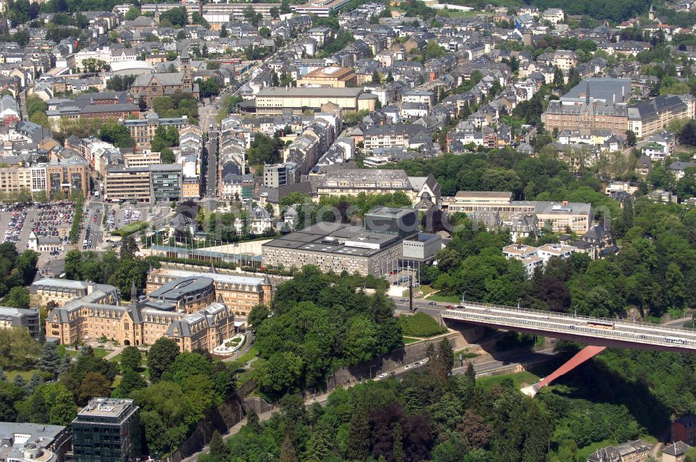 Luxemburg from above - Blick auf die Brücke Grand-Duchesse Charlotte (auf Deutsch: Grossherzogin-Charlotte-Brücke), auch Rote Brücke genannt, über den Fluss Alzette. Über die Brücke verläuft die N51 (an dieser Stelle Boulevard Robert Schuman), die Hauptverbindung zwischen Innenstadt und Kirchberg. Die Brücke stammt vom deutschen Architekten Egon Jux und wurde 1965 fertig gestellt. Das markante Gebäude links vorn ist die Fondation J.P. Perscatore, eine Altenresidenz ausschließlich für Stadtbewohner der Stadt Luxemburg. Die alten Gebäudeteile stammen aus dem Jahr 1892. Gegenüber ist das Grand Theatre de la ville de Luxembourg. Kontakt Fondation J.P. Pescatore: Tel. +352 47721, Email: pescatore@fondation.lu; Kontakt Grand Theatre: +352 4796 3900, Email: grandtheatre@vdl.lu