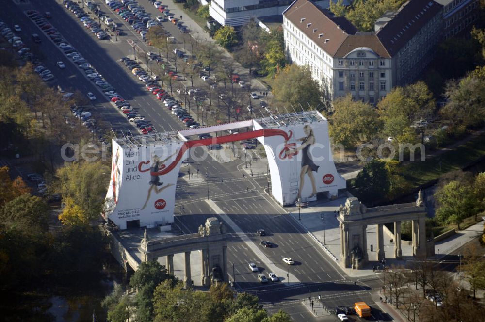 Berlin from the bird's eye view: Blick auf das Charlottenburger Tor in Berlin Charlottenburg. Das Tor ist ein neobarockes Schmuckbauwerk, das Anfang des 20. Jahrhunderts errichtet wurde. Zum Bauwerk gehört die Brücke, die den Landwehrkanal überspannt. Das Tor bildet das Pendant zum Brandenburger Tor auf der gegenüberliegenden Seite des Tiergartens. Kontakt: Freundeskreis Charlottenburger Tor, Charlottenburger Tor, Straße des 17. Juni, Ansprechpartnerin: Birgit Jochens, c / o Heimatmuseum Charlottenburg Wilmersdorf, Schloßstraße 69, 14059 Berlin, Tel. +49(0)30 2913 201, Email: heimatmuseum@charlottenburg-wilmersdorf.de