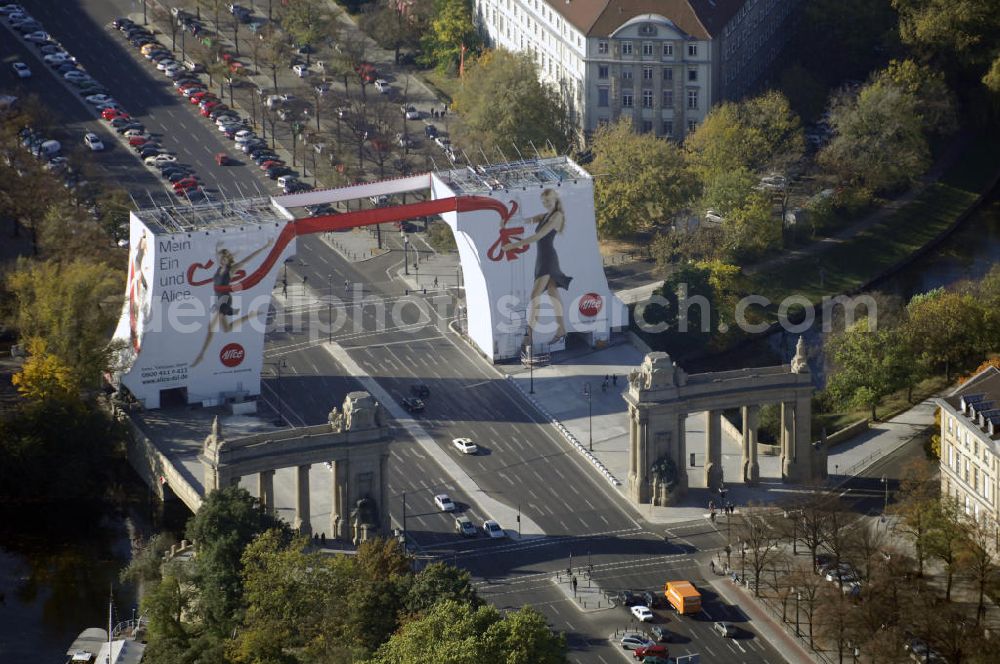 Aerial image Berlin - Blick auf das Charlottenburger Tor in Berlin Charlottenburg. Das Tor ist ein neobarockes Schmuckbauwerk, das Anfang des 20. Jahrhunderts errichtet wurde. Zum Bauwerk gehört die Brücke, die den Landwehrkanal überspannt. Das Tor bildet das Pendant zum Brandenburger Tor auf der gegenüberliegenden Seite des Tiergartens. Kontakt: Freundeskreis Charlottenburger Tor, Charlottenburger Tor, Straße des 17. Juni, Ansprechpartnerin: Birgit Jochens, c / o Heimatmuseum Charlottenburg Wilmersdorf, Schloßstraße 69, 14059 Berlin, Tel. +49(0)30 2913 201, Email: heimatmuseum@charlottenburg-wilmersdorf.de