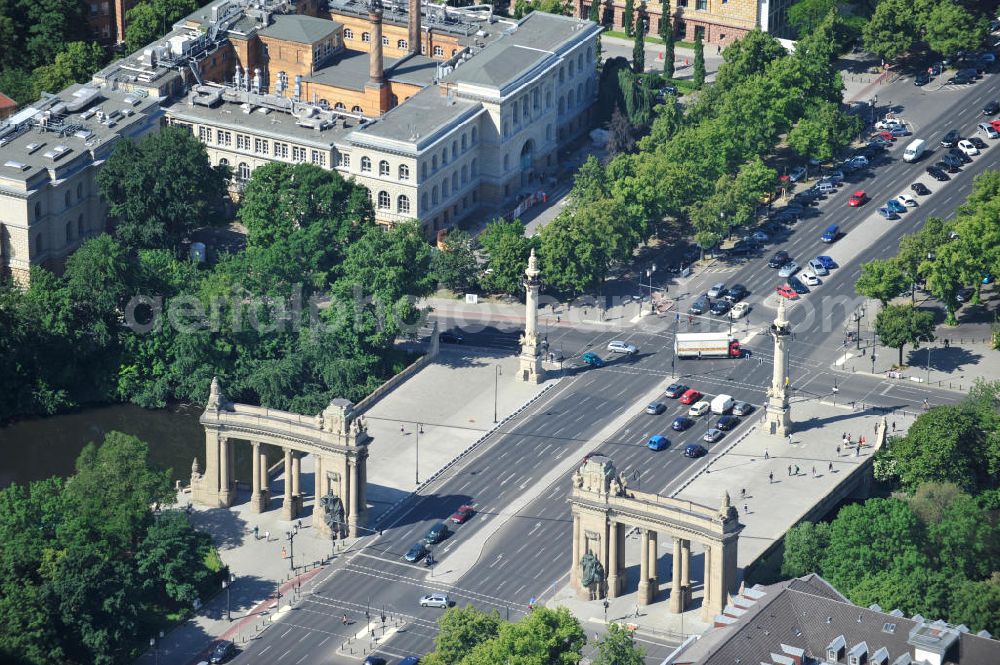 Berlin from above - Das neobarocke Charlottenburger Tor an der Charlottenburger Brücke über den Landwehrkanal in Berlin Charlottenburg. The neo-baroque Charlottenburg Gate to the Charlottenburg bridge over the Landwehr Canal in Berlin Charlottenburg.